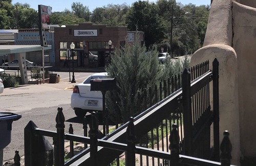 Tyrone Hütte | Historical cottage located in the heart of downtown (pet friendly)