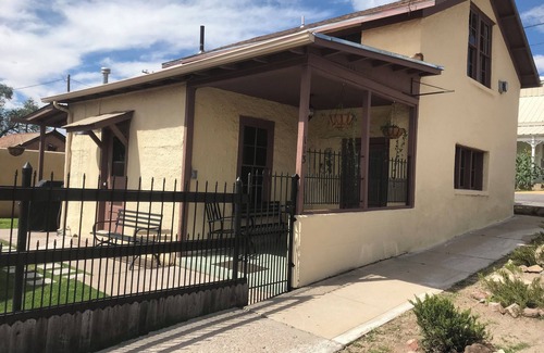 Tyrone Hütte | Historical cottage located in the heart of downtown (pet friendly)