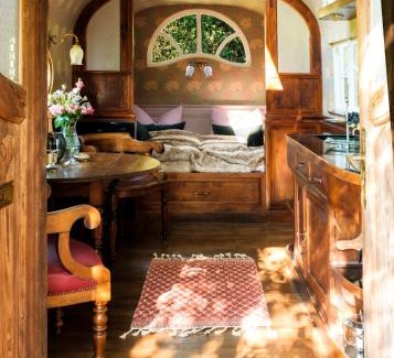 Fischach Sonstige | historischer Zirkuswagen inmitten der Natur