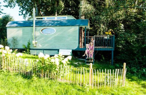 Fischach Sonstige | historischer Zirkuswagen inmitten der Natur