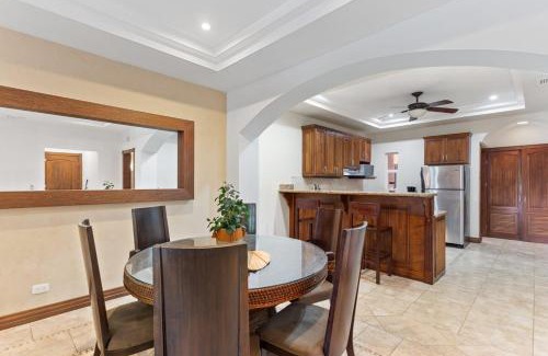 Playa Langosta Wohnung | HM103 Blissful 2BR Beachfront Condo