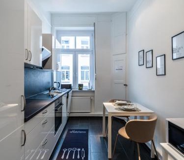 Wiesbaden Wohnung | Hochwertige Altbauwohnung im modernen Stil in Wiesbaden - Küche - Terrasse - WLAN - Zentral