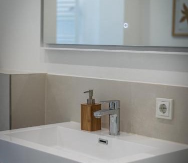 Wiesbaden Wohnung | Hochwertige Altbauwohnung im modernen Stil in Wiesbaden - Küche - Terrasse - WLAN - Zentral