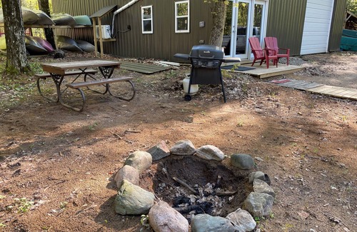 Beulah Wohnung | Hockey Room - Sleeps 7, Two TVs & Wooded Trails