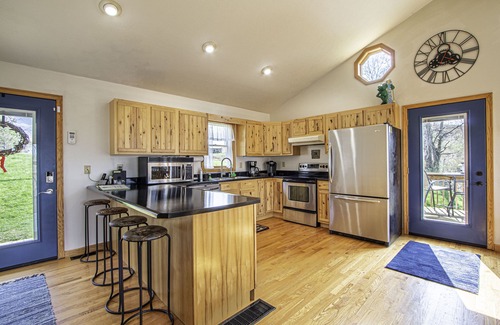 McArthur Kabine | Hocking Hills Chubby Frog Cabin: Game Room, Hot Tub, Fire Pit & Private Hiking!