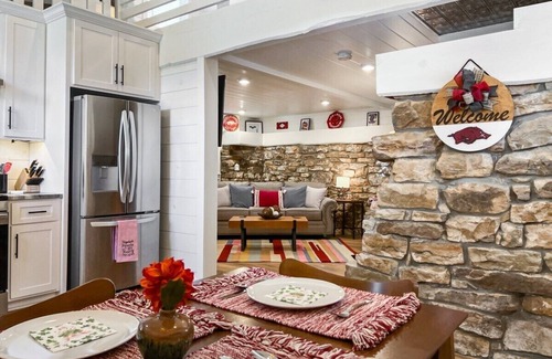 Fayetteville Haus | Hog Heaven | 4 wooded Acres, 10 minutes from UofA!