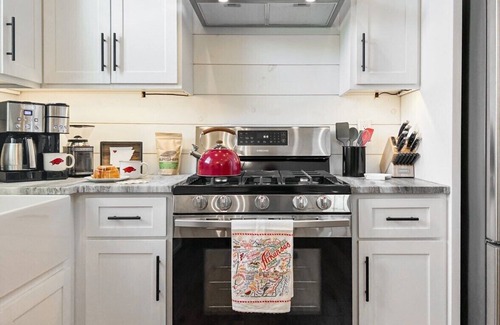 Fayetteville Haus | Hog Heaven | 4 wooded Acres, 10 minutes from UofA!