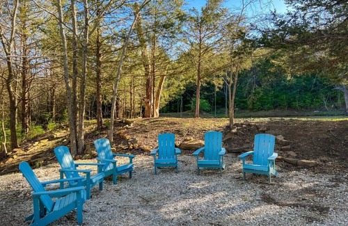Fayetteville Haus | Hog Heaven | 4 wooded Acres, 10 minutes from UofA!