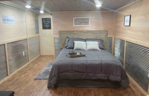 Eminence Kabine | Hogan's Hideout Garage Apartment, cozy, private Cabin