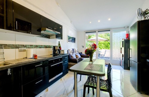 Saint-Cezaire-sur-Siagne Wohnung | Ferienwohnung "Lou Paradou" mit Gemeinschaftspool, privater Terrasse und WLAN