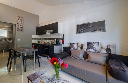 Saint-Cezaire-sur-Siagne Wohnung | Ferienwohnung "Lou Paradou" mit Gemeinschaftspool, privater Terrasse und WLAN