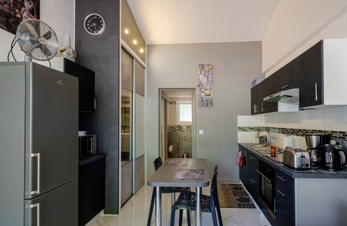 Saint-Cezaire-sur-Siagne Wohnung | Ferienwohnung "Lou Paradou" mit Gemeinschaftspool, privater Terrasse und WLAN