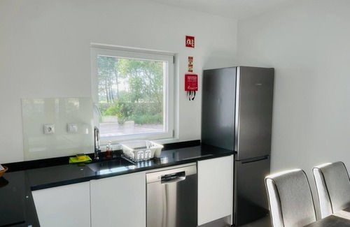 Azenhas do Mar Haus | Ferienhaus 'Walddorf' mit Bergblick, Gemeinschaftspool und WLAN