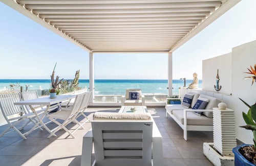 Bahia Dorada Haus | Ferienhaus "Beach-Front Bahía Dorada" mit Meerblick, Gemeinschaftspools und WLAN
