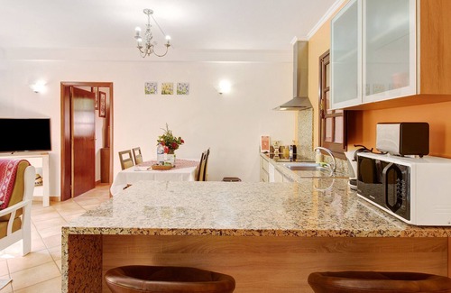 Camacha Haus | Holiday Home "Casa Amor Perfeito" with Mountain View, Garden & Wi-Fi