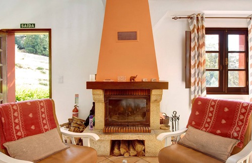 Camacha Haus | Holiday Home "Casa Amor Perfeito" with Mountain View, Garden & Wi-Fi