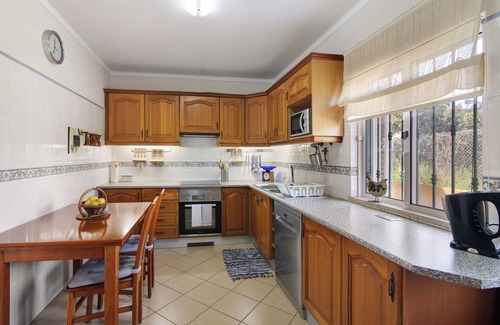 Loule Haus | Ferienhaus 'Casa Das Buganvilias' mit Bergblick, privater Terrasse und Wi-Fi