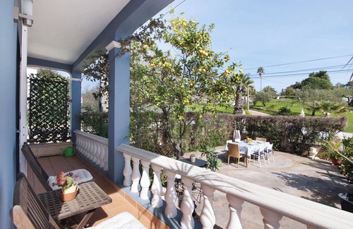 Loule Haus | Ferienhaus 'Casa Das Buganvilias' mit Bergblick, privater Terrasse und Wi-Fi