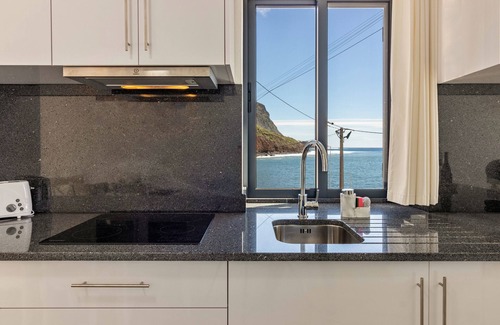 Prazeres Haus | Ferienhaus 'Casa Homem Do Mar' mit Meerblick, Balkon und WLAN