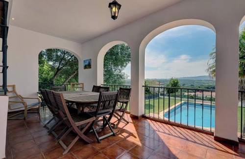 San Roque Haus | Ferienhaus 'Fortuna 5' mit Bergblick, Pool und Terrasse