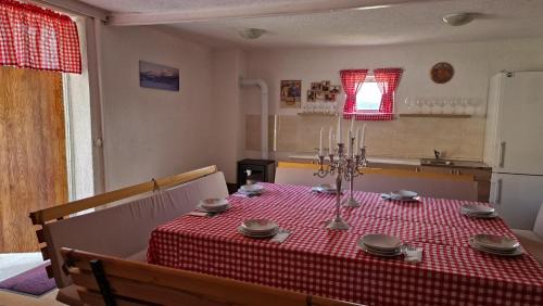 Canton 10 Haus | Holiday Home Gredina