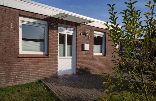 Berumbur Haus | Ferienhaus 'Haus Blauer Wacholder' mit privater Terrasse, privatem Garten und Wi-Fi