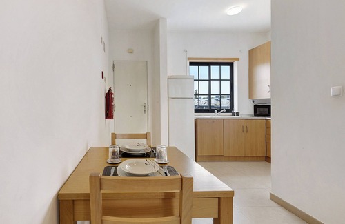 Quinta do Anjo Wohnung | Ferienhaus "Palmela Village" mit gemeinschaftlich genutztem Pool, Balkon & WLAN