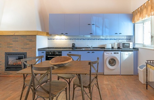 Sao Luis Wohnung | Ferienhaus 'Ti Vanda' mit Bergblick, Wi-Fi und Klimaanlage