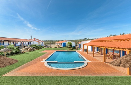 Sao Luis Wohnung | Ferienhaus 'Zé Maria' mit Bergblick, Wi-Fi und Klimaanlage