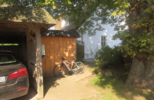 Putbus Haus | Reetgedecktes Ferienhaus im Biosphärenreservat mit Garten, Terrasse, Bio-Sauna