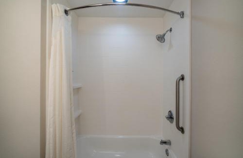 Talladega Hotel | Holiday Inn Express Hotel & Suites Talladega by IHG