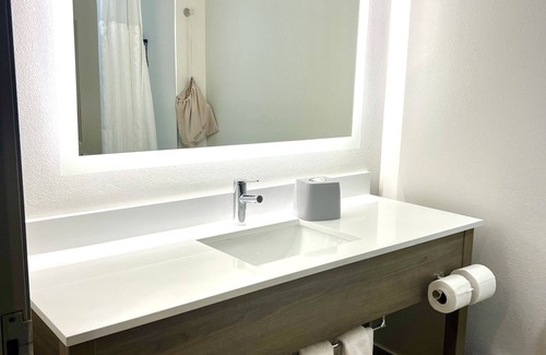 Madison Hotel | Holiday Inn Express Madison by IHG