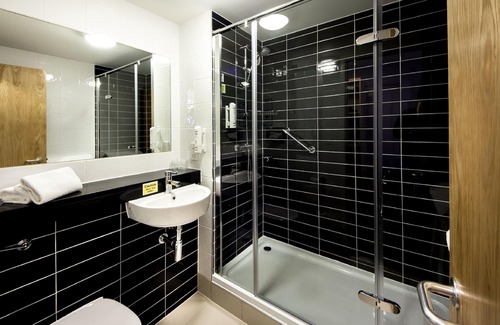 Broadheath Hotel | Holiday Inn Express Manchester Airport by IHG