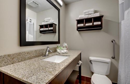 Marshfield Hotel | Holiday Inn Express Marshfield - Springfield Area by IHG