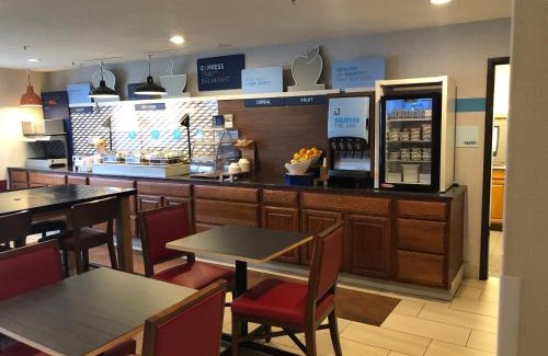 Mount Vernon Hotel | Holiday Inn Express Mt. Vernon by IHG