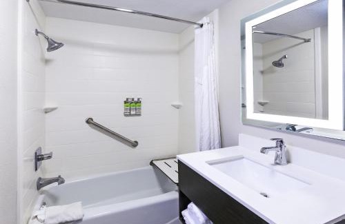Little Woods Hotel | Holiday Inn Express New Orleans East by IHG