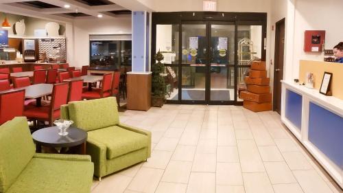 Osage Beach Hotel | Holiday Inn Express Osage Beach - Lake of the Ozarks by IHG