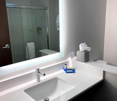 Bensenville Hotel | Holiday Inn Express & Suites - Bensenville - O'Hare by IHG