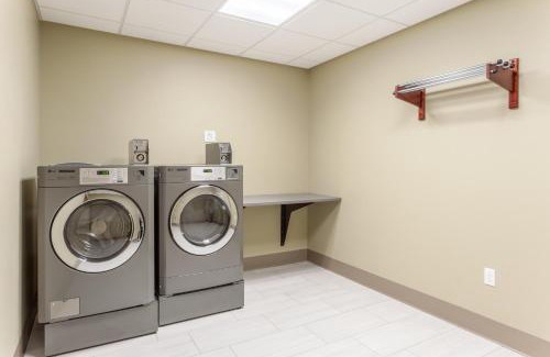 Springfield Hotel | Holiday Inn Express & Suites - Springfield North by IHG