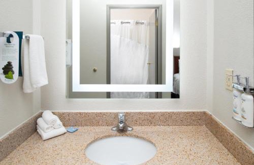 Farmington Hotel | Holiday Inn Express & Suites Farmington Bloomfield by IHG