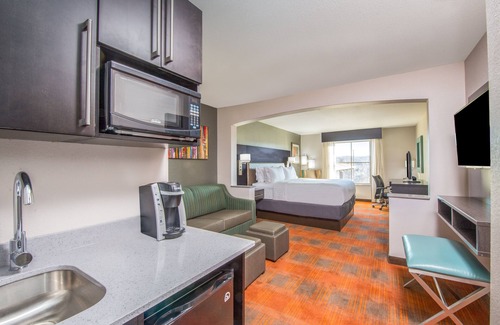 Shawnee Hotel | Holiday Inn Express & Suites Shawnee-Kansas City West by IHG