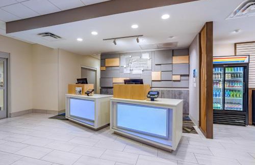 Elkhart Hotel | Holiday Inn Express & Suites - Elkhart North by IHG
