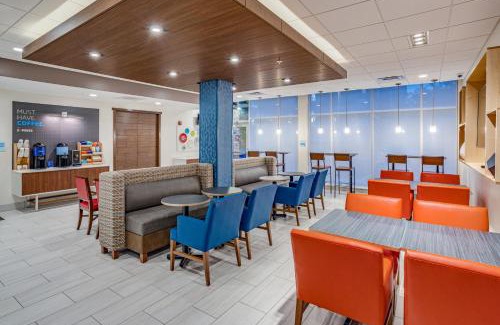 Elkhart Hotel | Holiday Inn Express & Suites - Elkhart North by IHG
