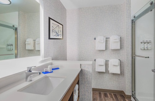 Ruskin Hotel | Holiday Inn Express & Suites Ruskin by IHG