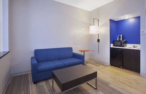 Tiffin Hotel | Holiday Inn Express Tiffin by IHG