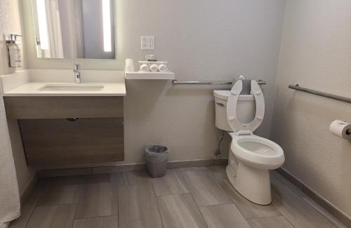 Survey Creek Hotel | Holiday Inn Express Fort Lauderdale North - Executive Airport by IHG