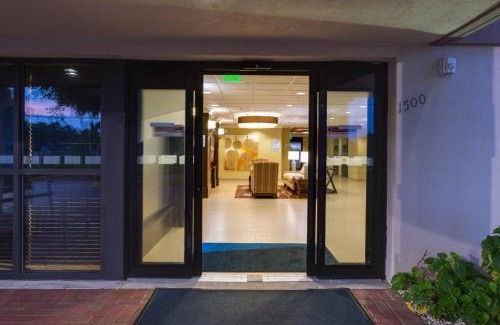 Survey Creek Hotel | Holiday Inn Express Fort Lauderdale North - Executive Airport by IHG