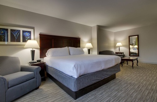 Middleborough Hotel | Holiday Inn Express Hotel & Suites Middleboro Raynham by IHG