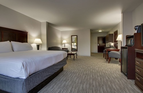 Middleborough Hotel | Holiday Inn Express Hotel & Suites Middleboro Raynham by IHG
