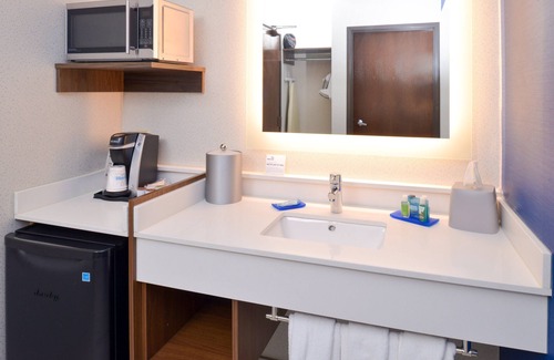 Wixom Hotel | Holiday Inn Express Wixom by IHG